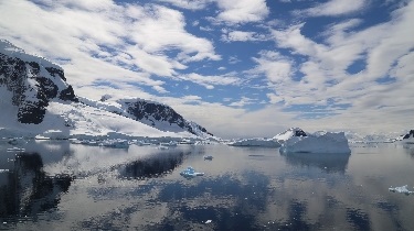 Antarctica - ʇolɐǝz ǝɥʇ qoq