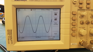 the oscilloscope measuring from the arrow, showing clipping. Input signal has peak-to-peak amplitude of 5.5V