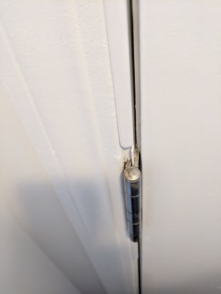 middle hinge - picture of a door hinge, with a metal plate installed inbetween the hinges