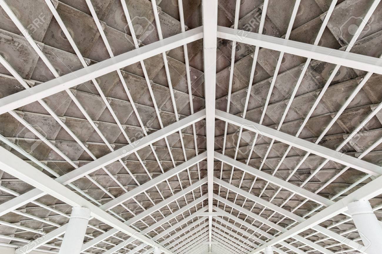 https://previews.123rf.com/images/geettheerawat/geettheerawat1602/geettheerawat160200082/53446836-steel-truss-roof.jpg