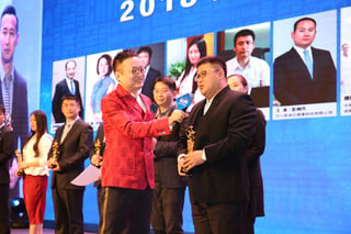 武春风 receiving an award