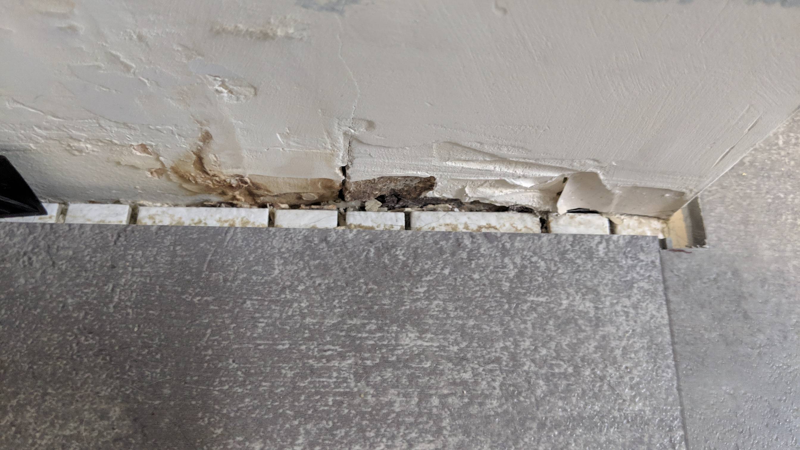 Gap between floor and wall