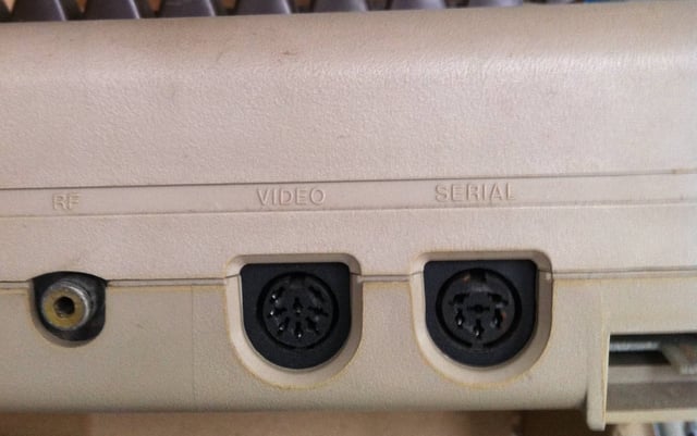 Commodore C64 video output port