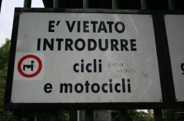 E' VIETATO INTRODURRE cicli e motocicli