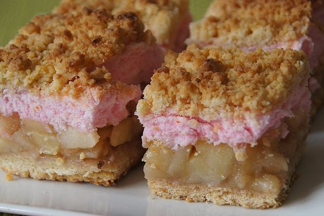 layered pie with apple and merengue between the crusts