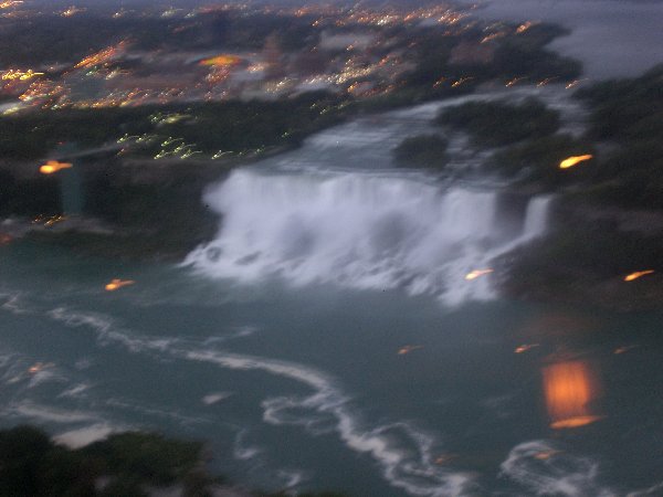 US falls from Skylon tower