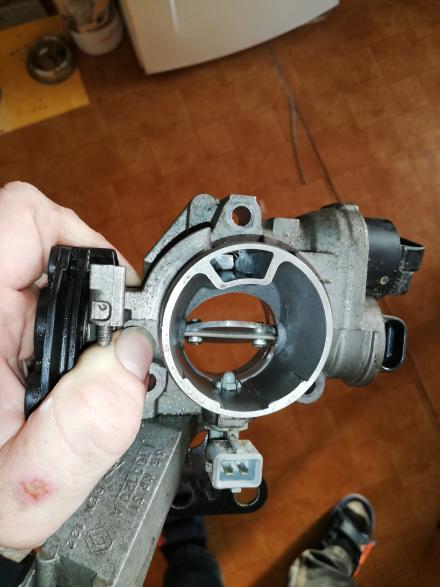 Clio 2 throttle body with open throttle