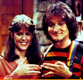 Mork & Mindy showing the Nano Nano gesture