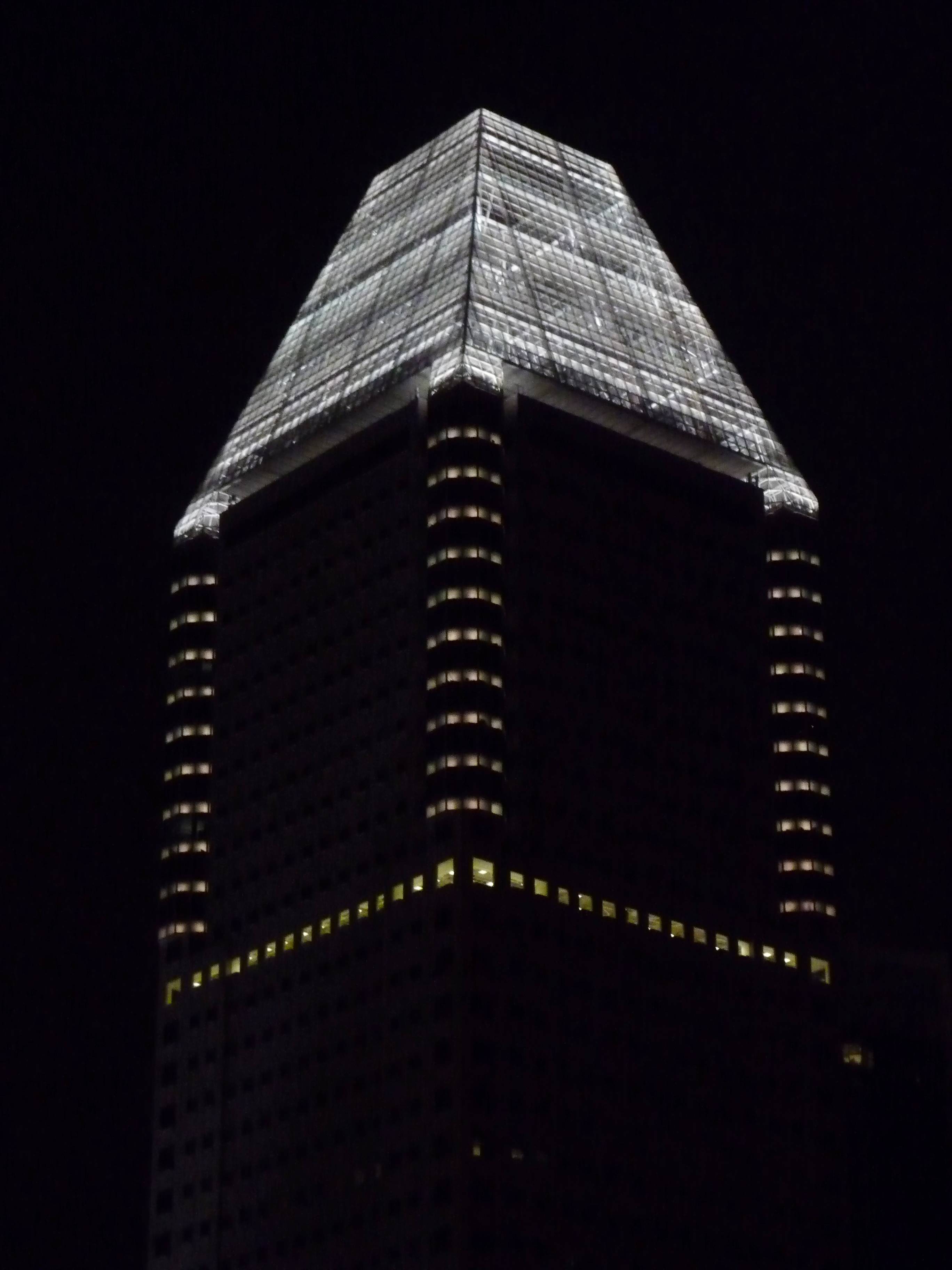 edificio con pirámide en la parte superior