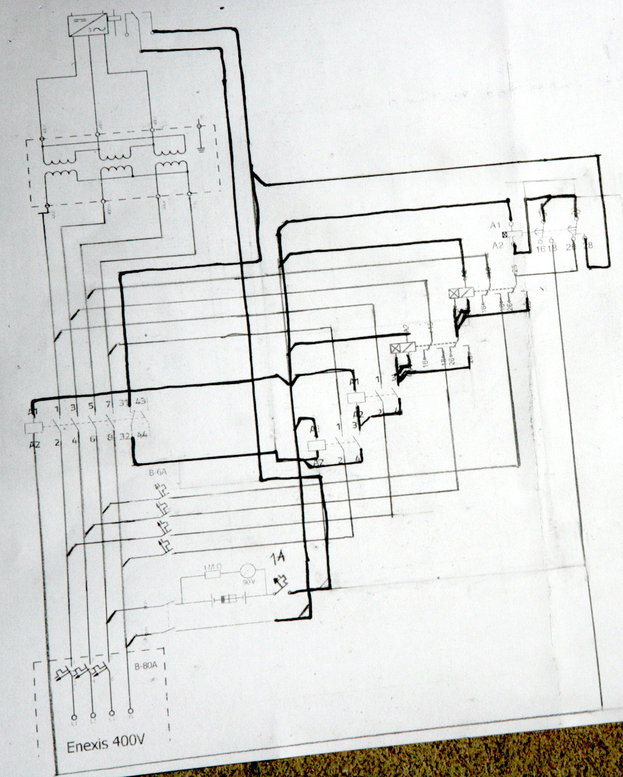 Phase delay energization schematic for inrush current reduction, with reduced energy consumption while standby