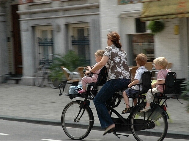 moederfiets - 2 kids on the back!