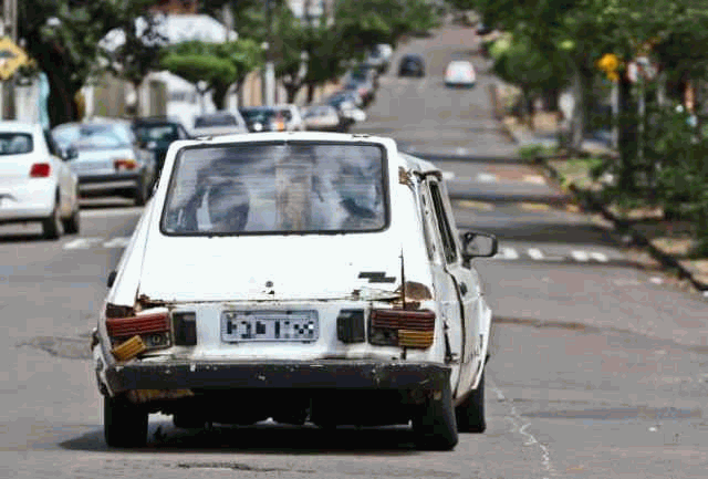 Fiat 147 todo bagaçado andando pelas ruas