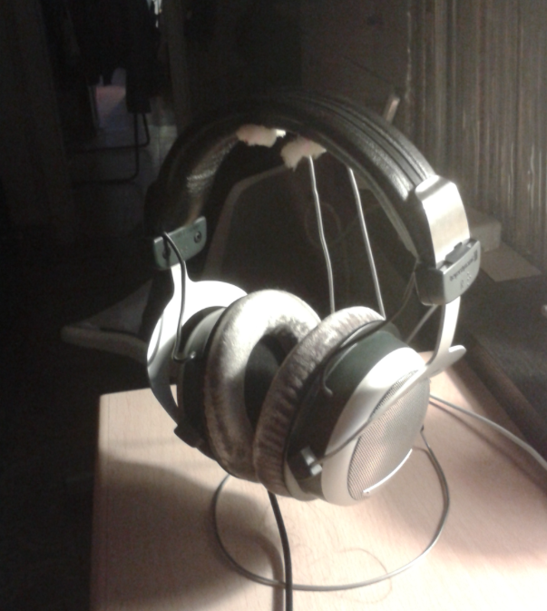 Headphones stand