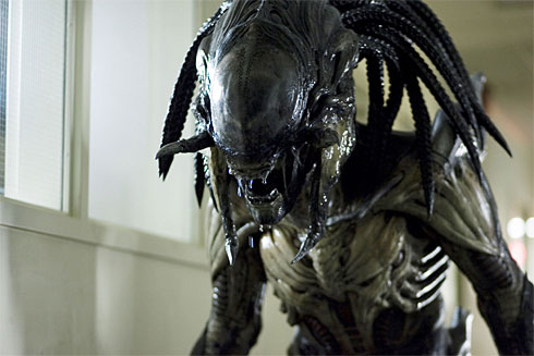 "Predalien" from AvP:R, showing Yautja dreadlocks/quills, much lighter body pigmentation on the underside of the body (similar to predators), as well as predator-like mandibles.