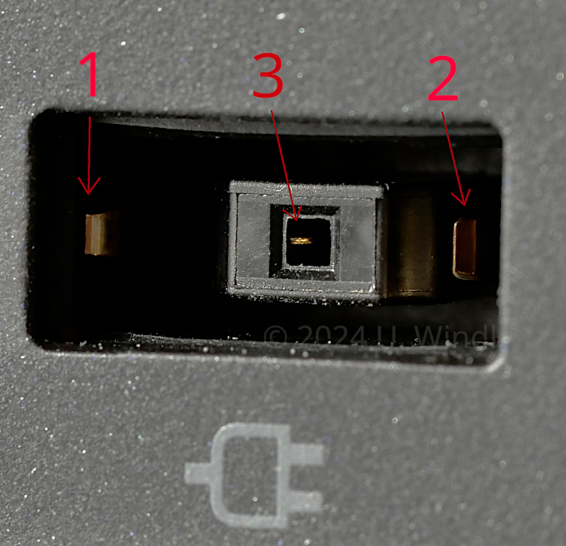 Location of the three contacts at the "Thunderbolt 4 Workstation Dock"