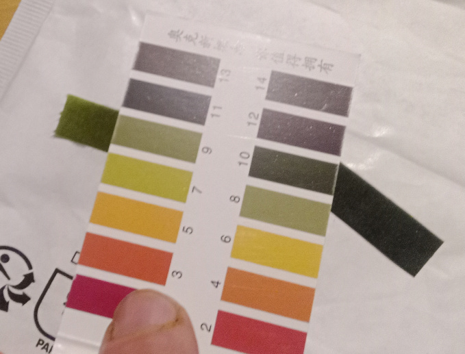 universal indicator papers with sodium bicarbonate and sodium carbonate solution applied