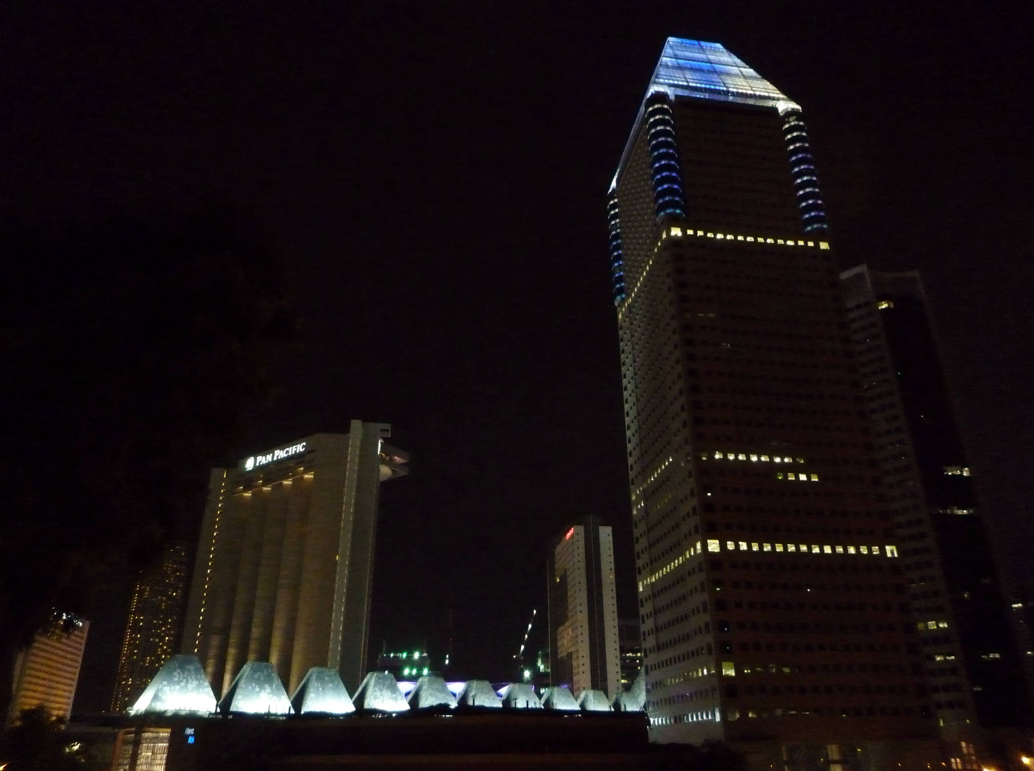 edificio con pirámide en la parte superior