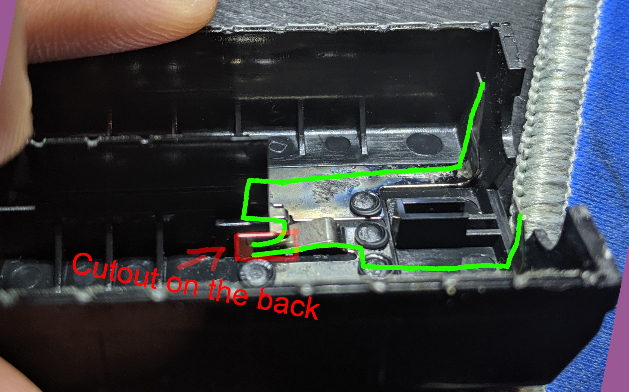 Contacts inside the battery pack