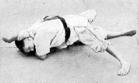 Mataemon Tanabe holding his opponent with *kata-gatame*