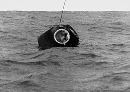 Zond 5 splash down in the Indian ocean, 1968