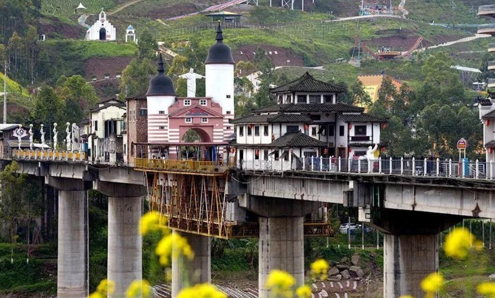 Photo of a bridge with multiple buildings built on the span.