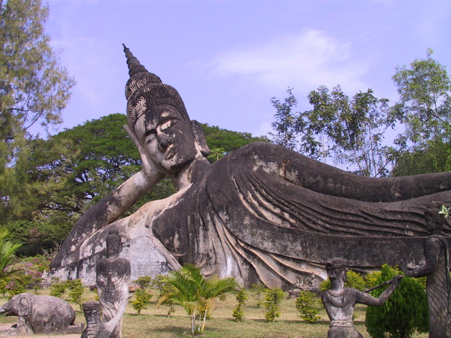 Buda reclinado en Wat Xieng Khuan