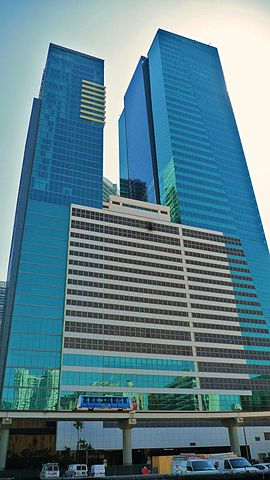 skyscrapers with enclosed parking garage, CC BY 3.0 license, attribution at https://commons.wikimedia.org/wiki/File:Met_2_Miami_20110307.jpg