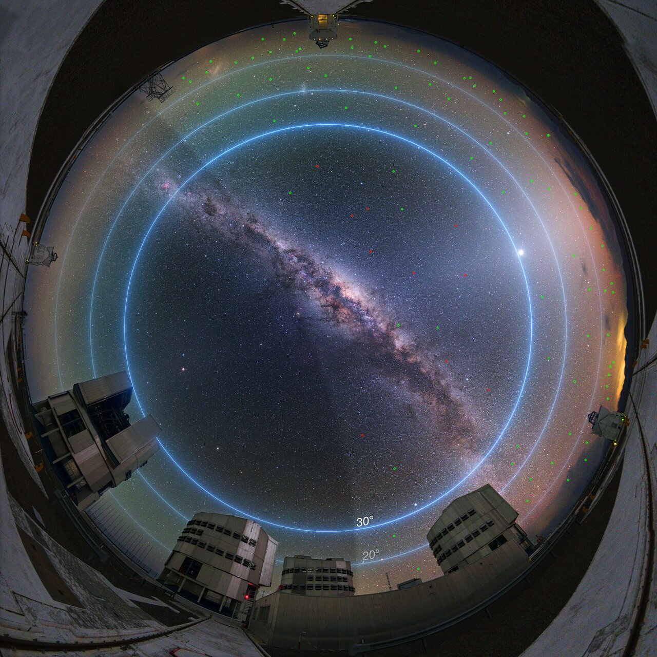 the night sky at ESO's Paranal Observatory around twilight, about 90 minutes before sunrise Crediti: ESO/Y. Beletsky/L. Calçada