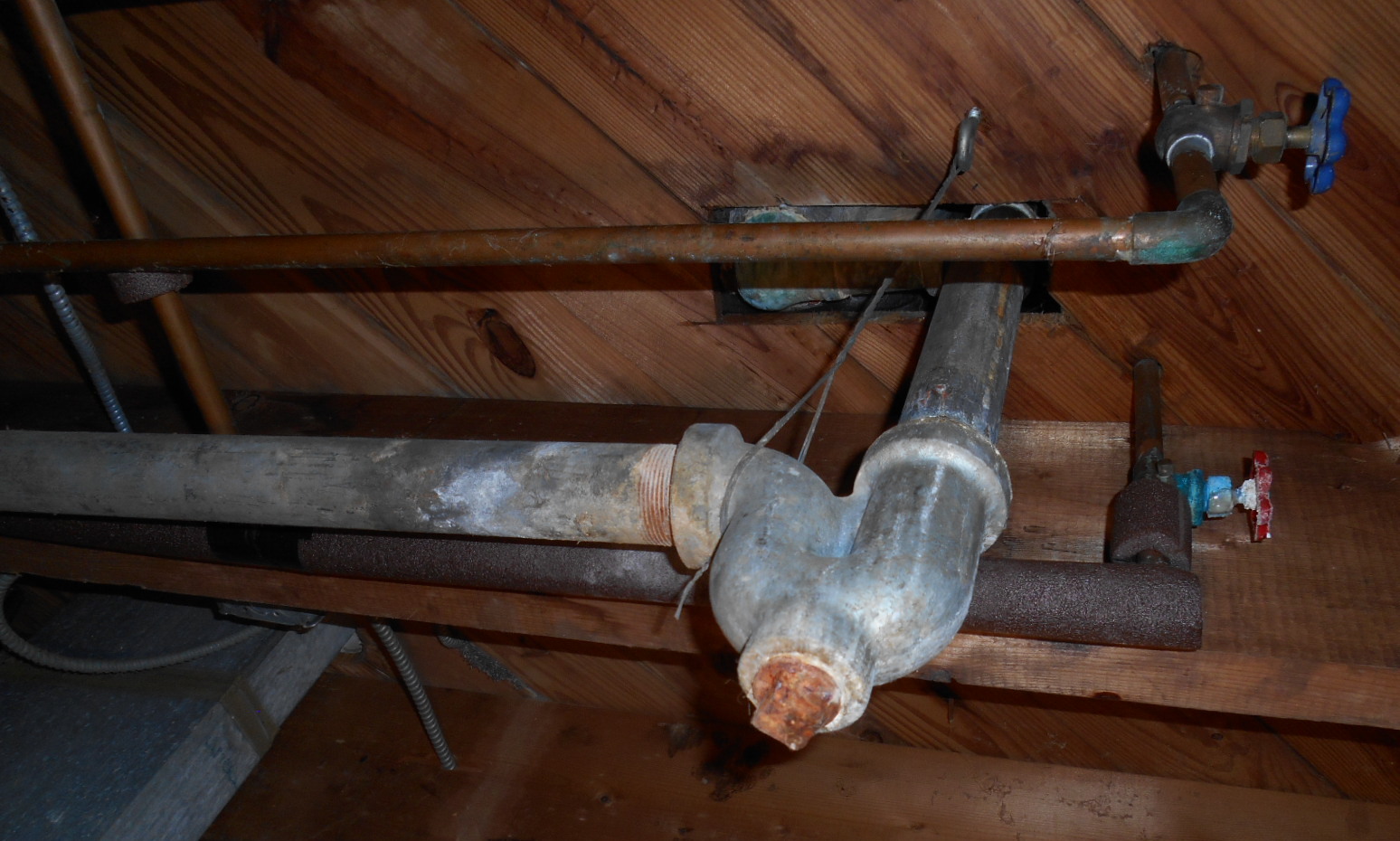 view of trap directly underneath tub