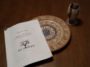 "Hagada - Mi Yodeya?" with a seder plate