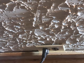 ceiling with whipped meringue pattern of spikes