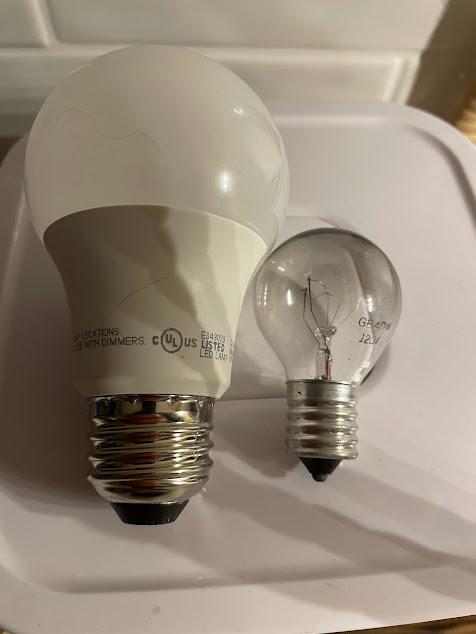 2 light bulbs of different sizes