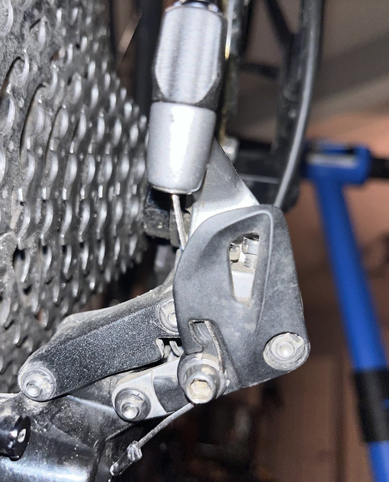 photograph of a SRAM Rival derailleur's cable routing through the clamp when on the lowest gear