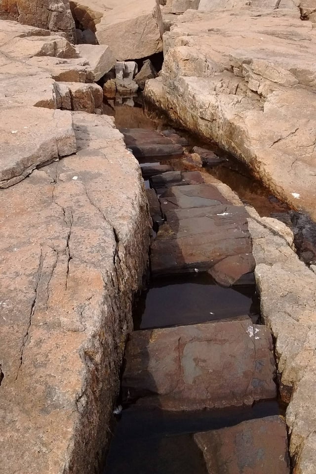 Space between rocks with water