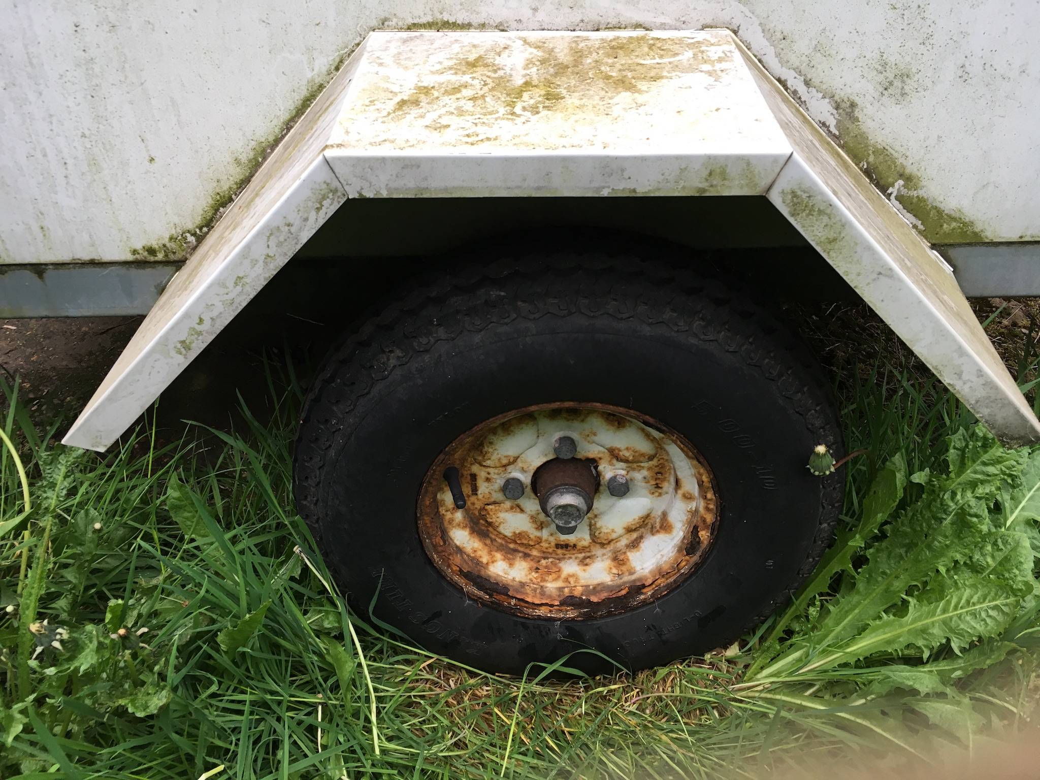 trailer wheel, viewed from outside