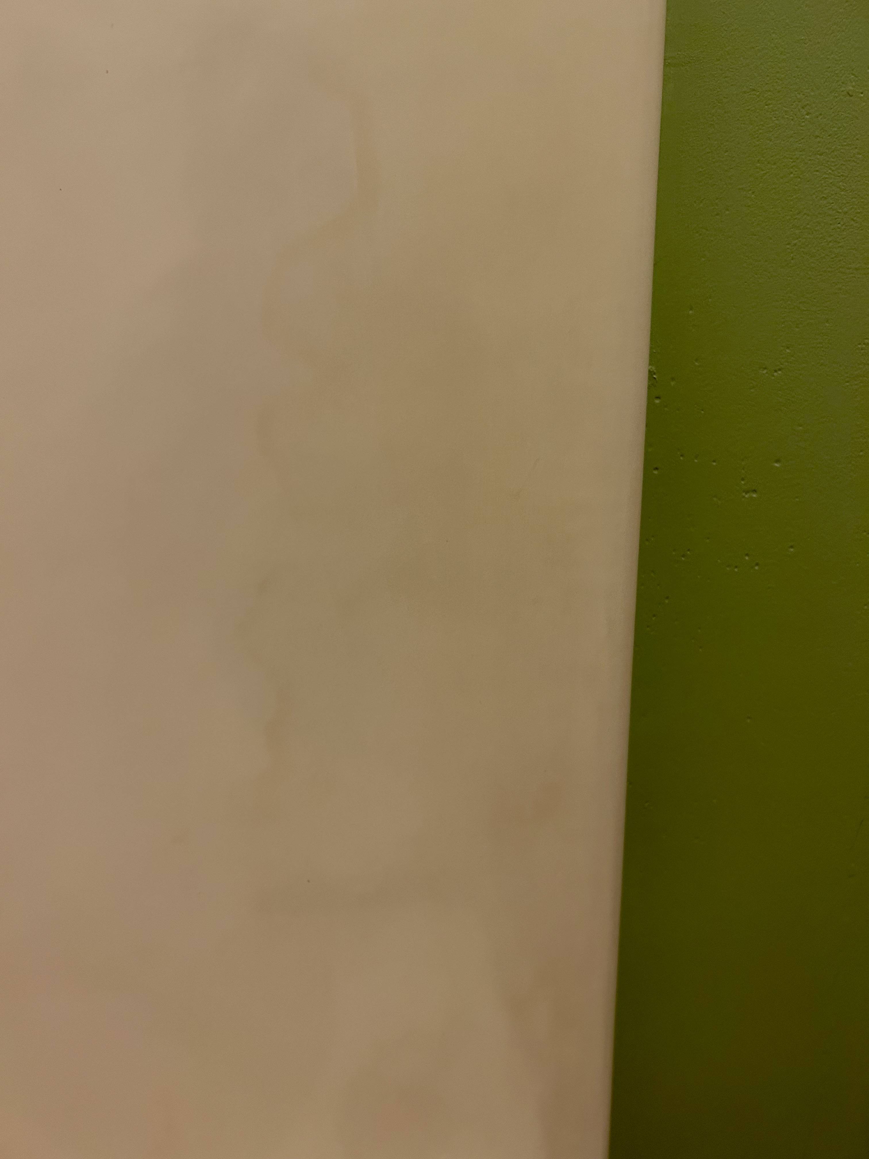 picture of water stain damage in fiberglass tub