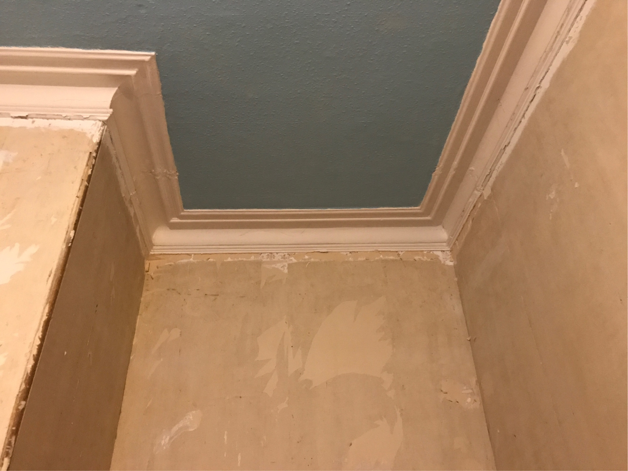 alcove with cornice