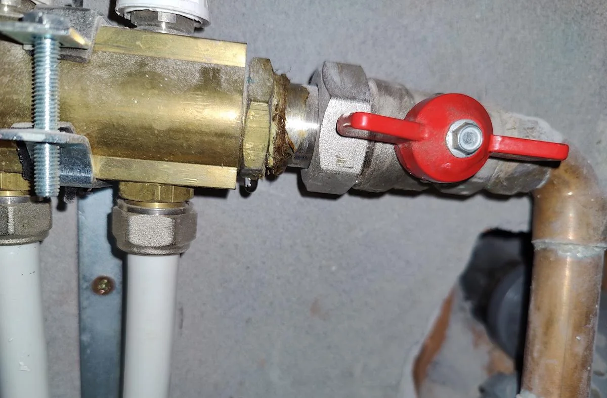 Leaking connection between the shut-off valve and the distributor.