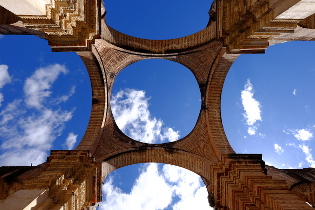 Church ruins in Antigua, Guatemala - lars-kotthoff