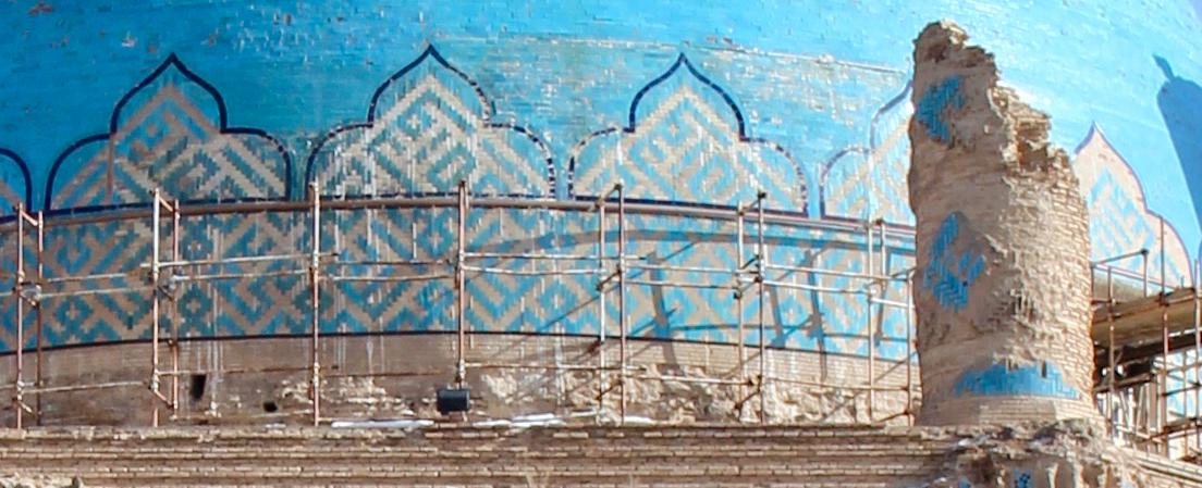 square Kufi inscription on the basis of the dome of Öljeitü's mausoleum