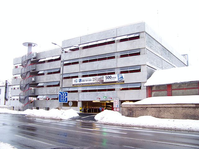 open parking garage, CC BY-SA 3.0 license, attribution at https://commons.wikimedia.org/wiki/File:Hradec_Kr%C3%A1lov%C3%A9,_Resslova,_parkovac%C3%AD_d%C5%AFm.jpg