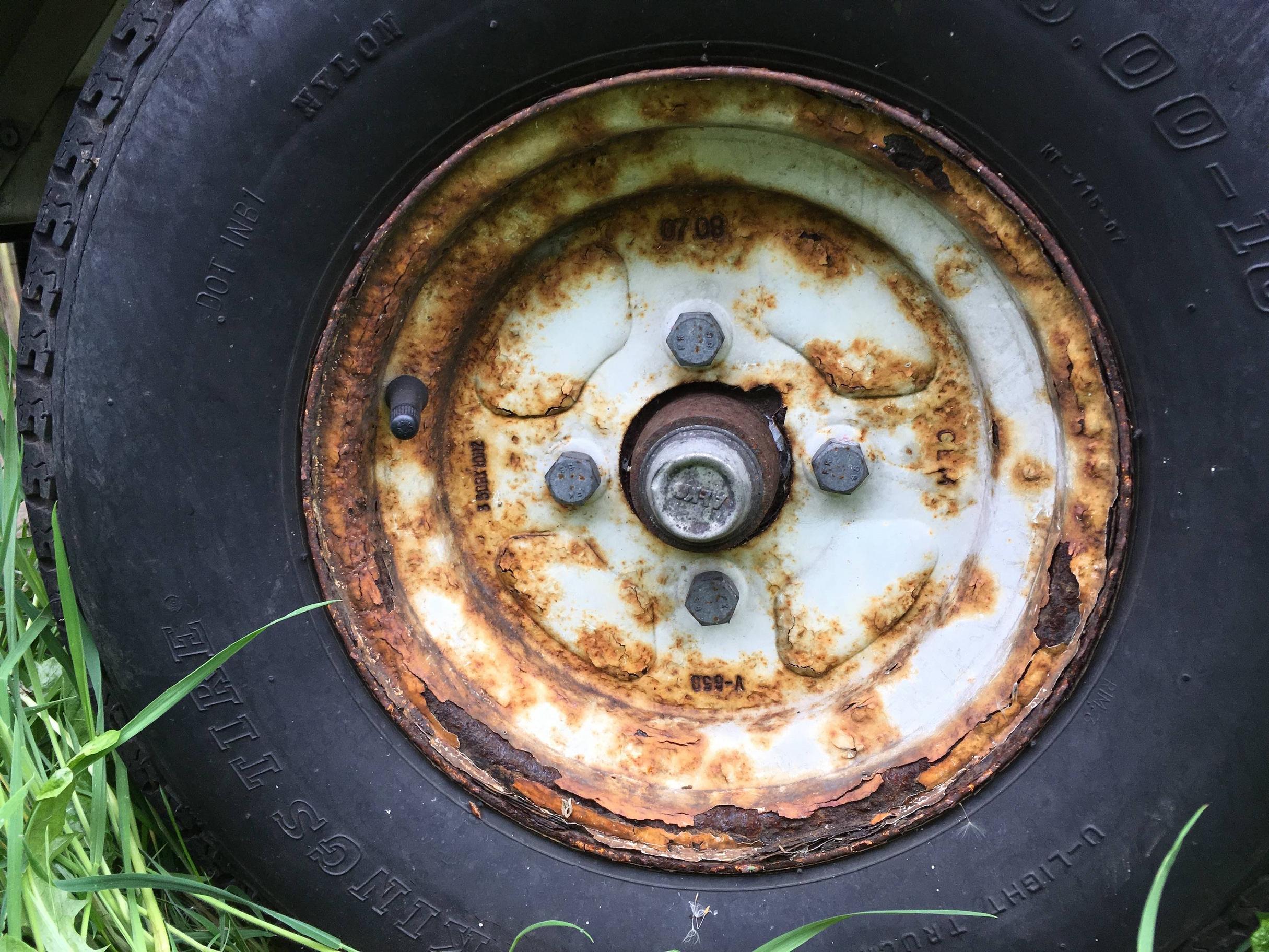 trailer wheel, better picture, viewed side on