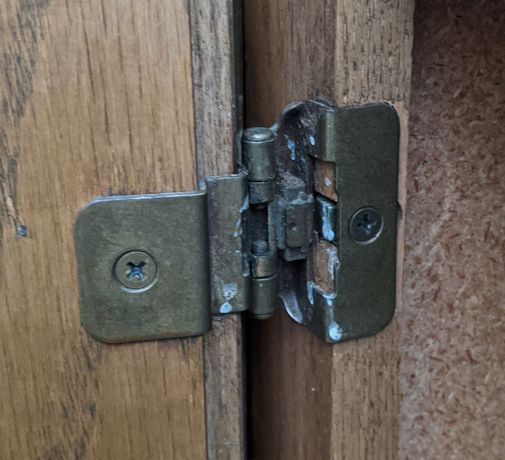 hinge on door