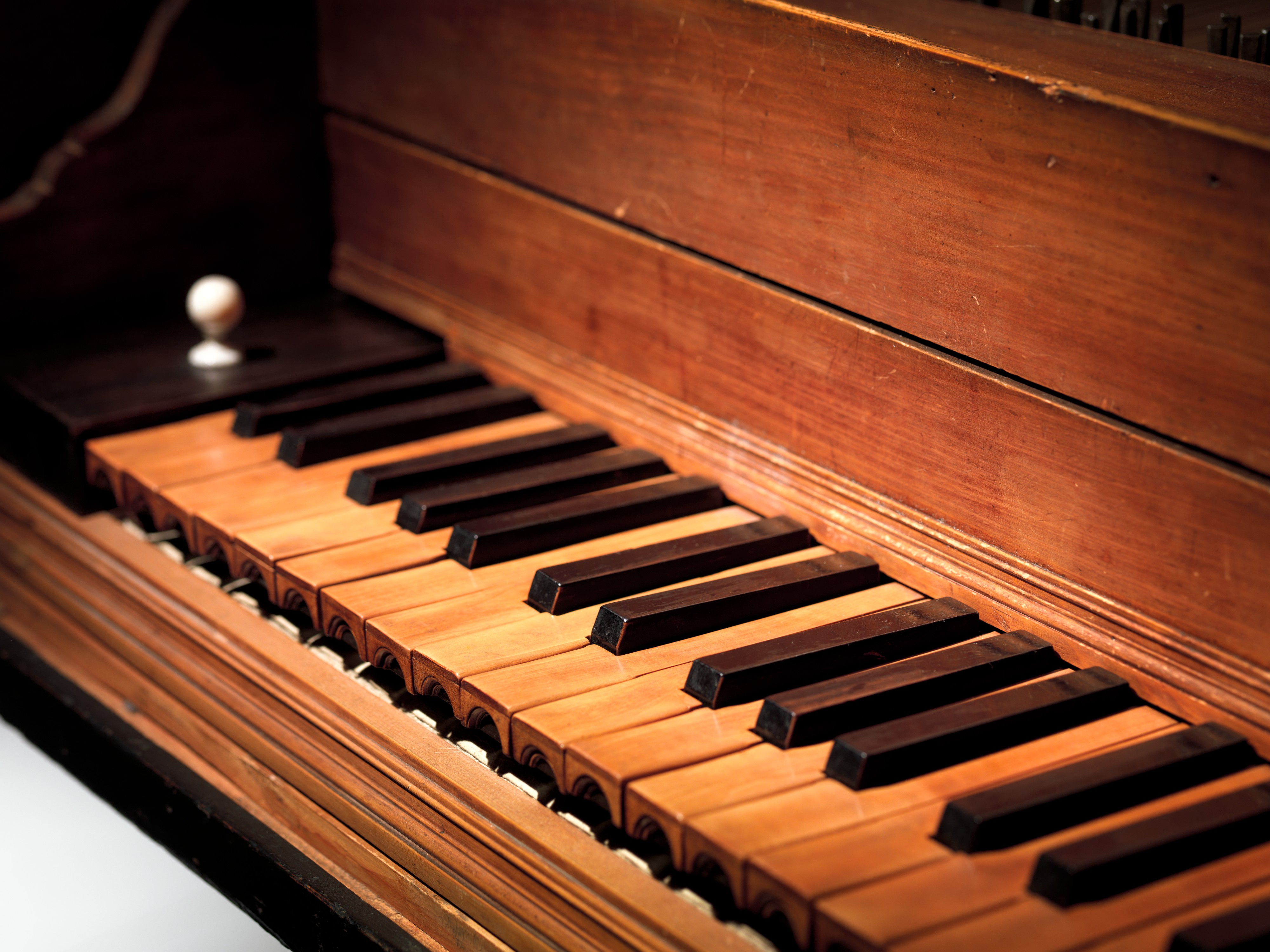 1720 pianoforte with sloped key faces